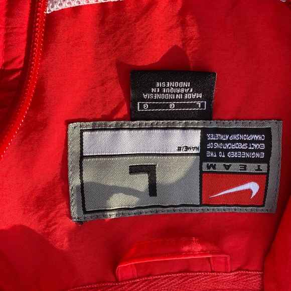 Nike’s red windbreaker - Picture 3 of 3